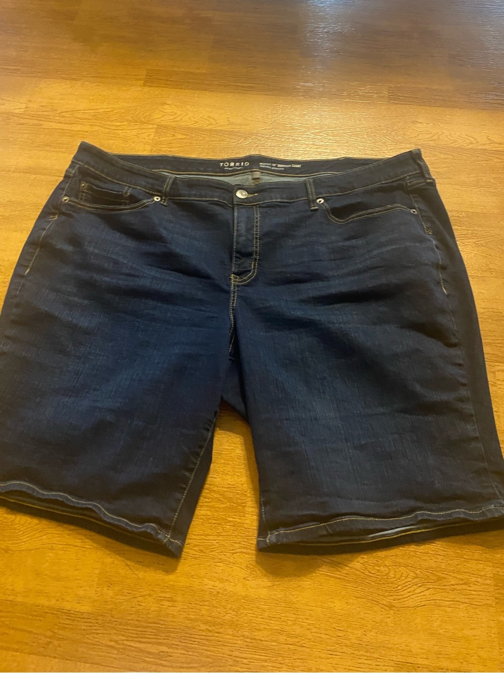 Torrid size 28 Bermuda Shorts Vintage Stretch Denim Mid Rise Indigo Dadcore